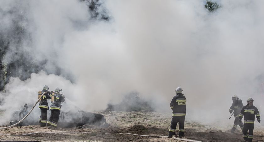 Auto spłonęło doszczętnie. Trzy zastępy straży gasiły w środku nocy
