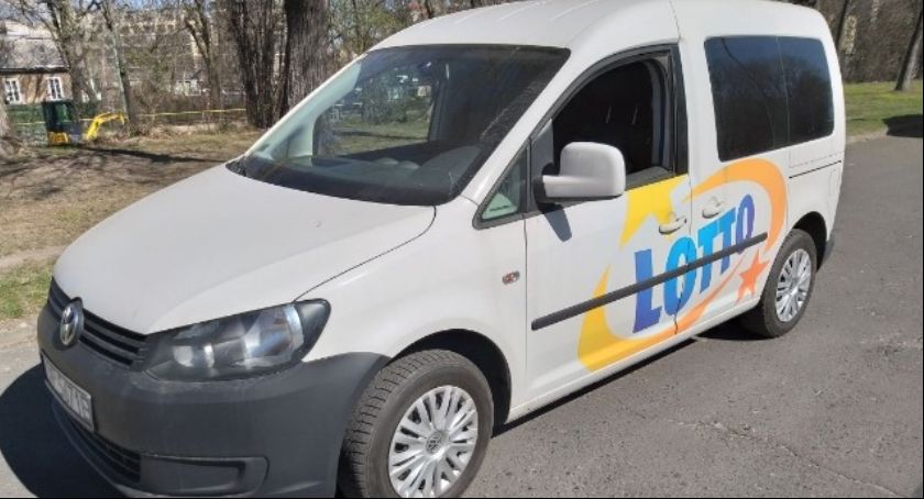 Świecki szpital otrzymał nowy samochód. Pojazd posłuży do transportu medycznego