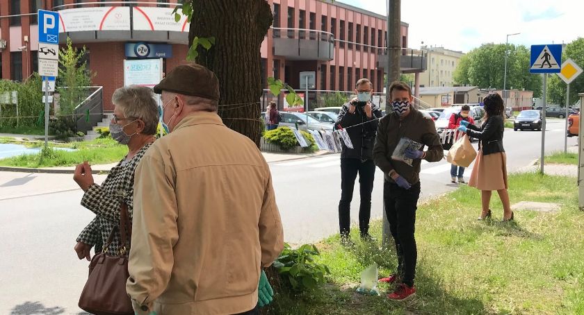 Maseczki pod Starostwem Powiatowym w Świeciu. To kolejna tego typu akcja