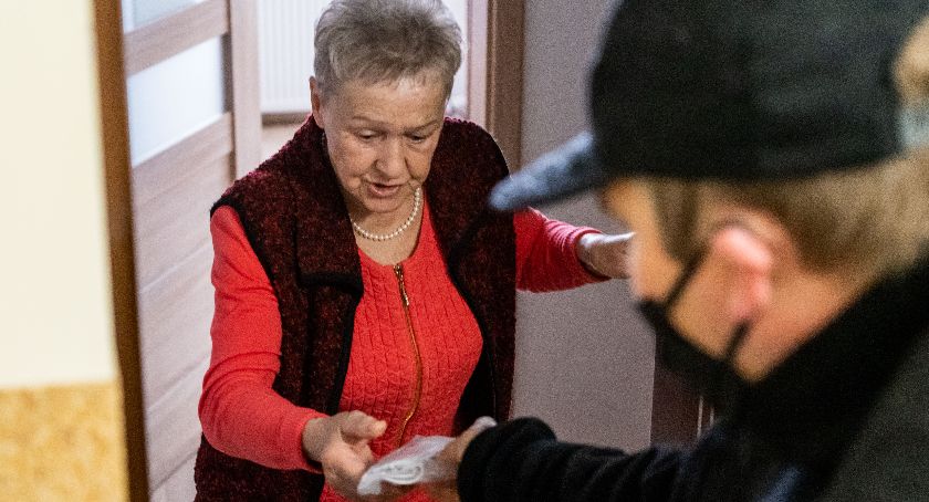 Seniorzy z gminy Nowe otrzymali darmowe maseczki