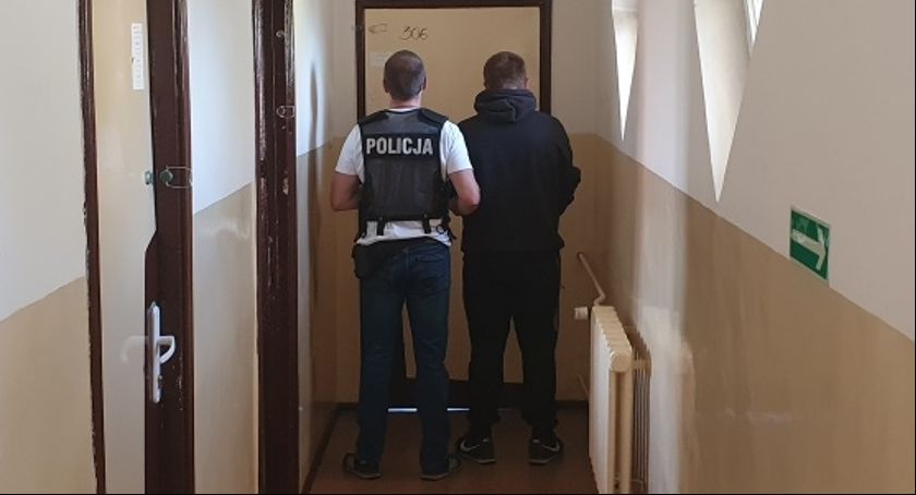 20-latek zatrzymany za uszkodzenie mienia. Sprawcę ustalono dzięki śladom krwi na miejscu przestępstwa