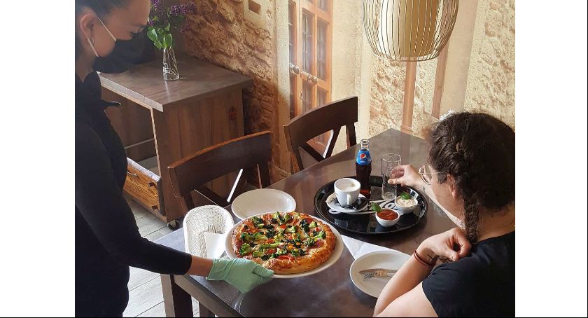 Kelnerzy w maseczkach już czekają na klientów. Lokale gastronomiczne już otwarte 