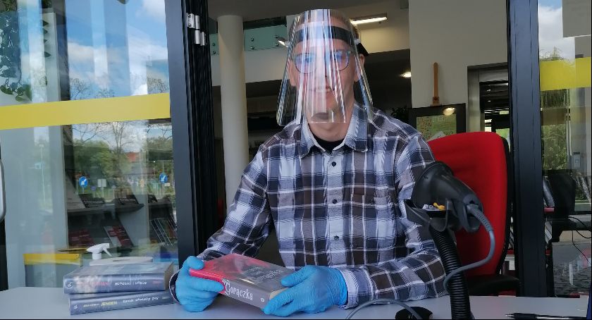 Marcin Warmke w bibliotece tęskni za czytelnikami. Pracuje jako bibliotekarz od prawie 19 lat