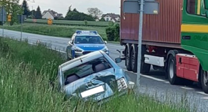 Wypadek tira i osobówki. Ranni zostali jadący skodą [ZDJĘCIA]