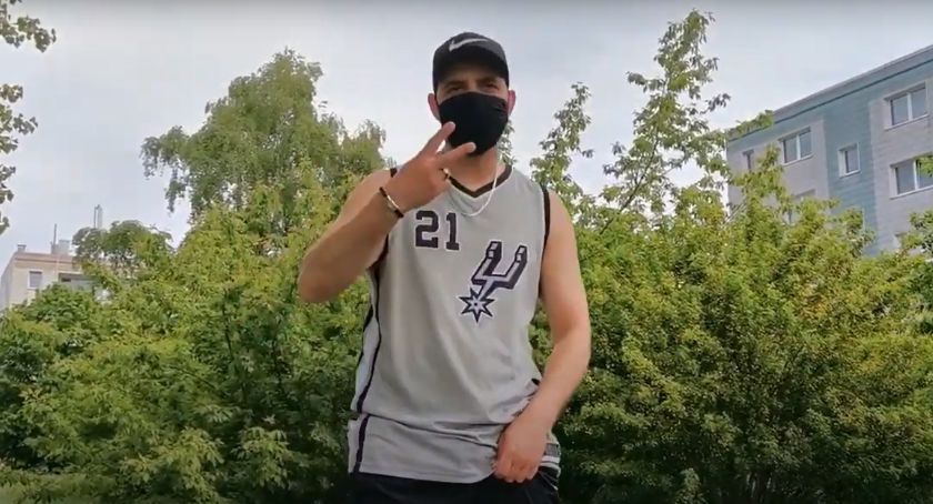 Hot16challenge2 czyli rapem do walki z koronawirusem. Okoliczni wykonawcy włączyli się do akcji