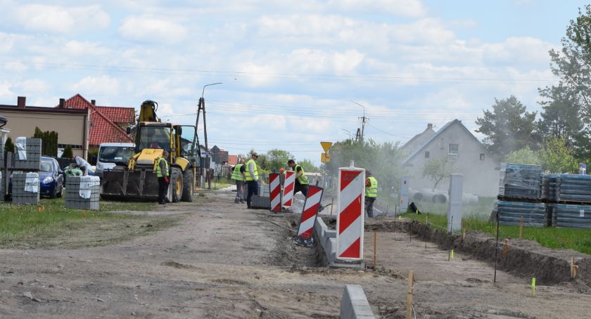 Trwa rozbudowa ulicy Jesionowej w Pruszczu. To nie jedyne prace drogowe prowadzone na terenie gminy