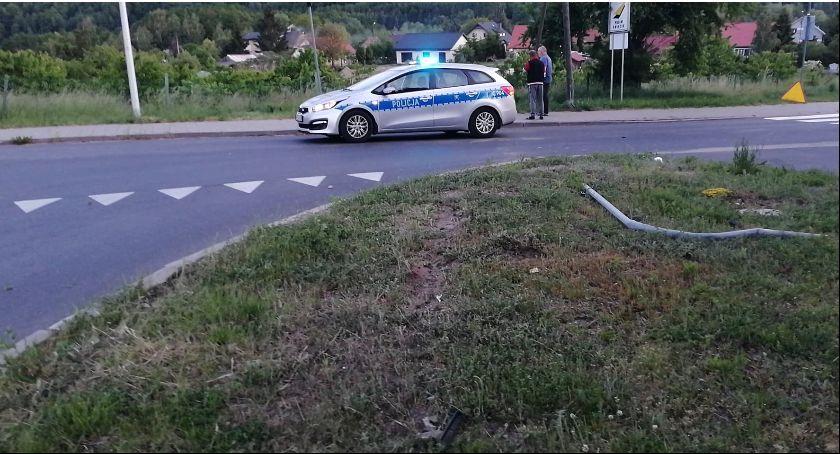 Zdarzenie drogowe w Kozłowie. Kobieta wypadła z drogi na skrzyżowaniu [ZDJĘCIA]