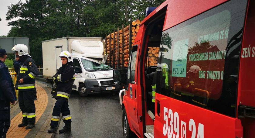 Bus zderzył się z ciężarówką. Droga jest zablokowana