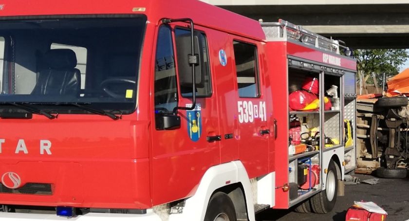 Zderzenie w Płochocinku. Osobówka wylądowała na boku w rowie