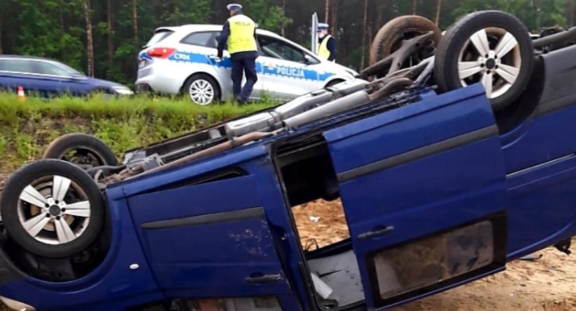 Bus dachował na krajowej 
