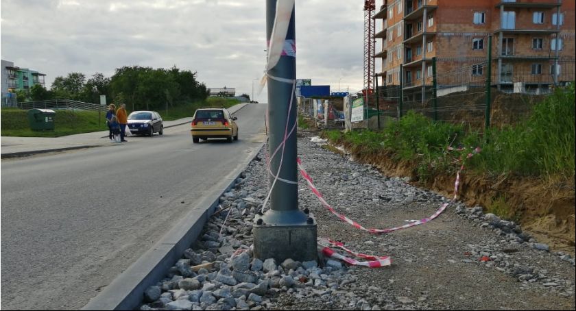 Dlaczego lampy stoją na chodniku, a zamiast kostki leży tłuczeń?
