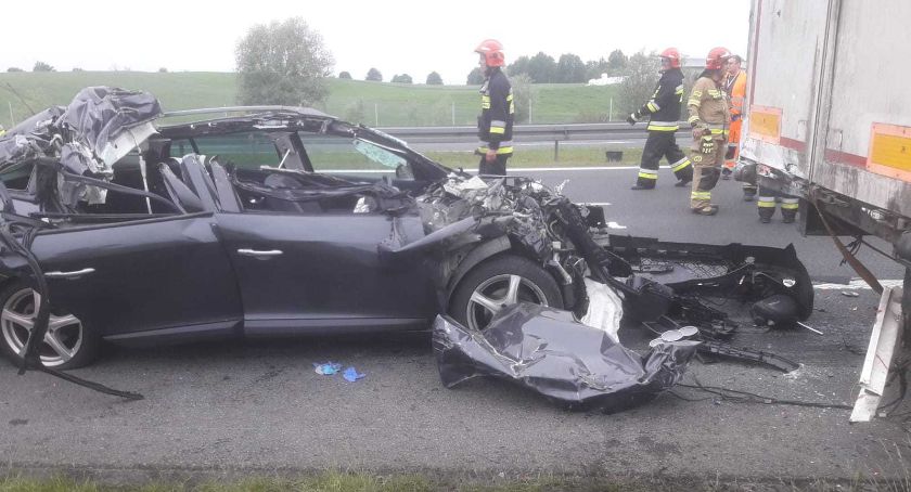 Tragiczny wypadek na autostradzie. Zginęła młoda kobieta, rodzina trafiła do szpitala