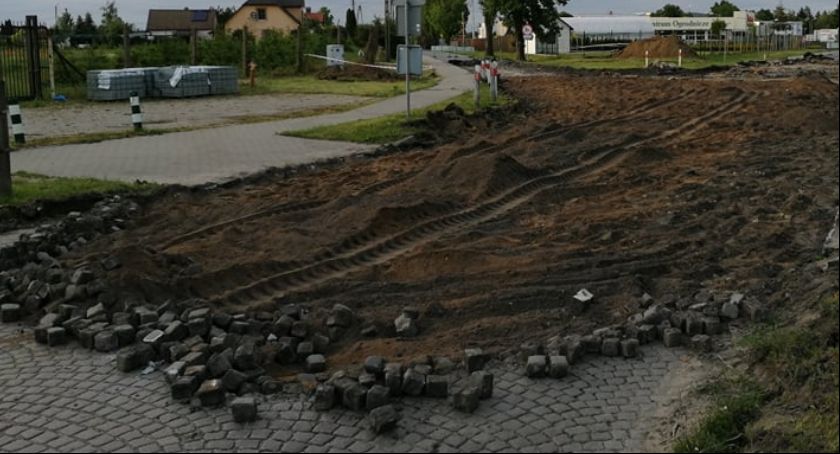 Okołowojenna kostka brukowa znika ze Świecia. Ostatni fragment zastąpi asfalt