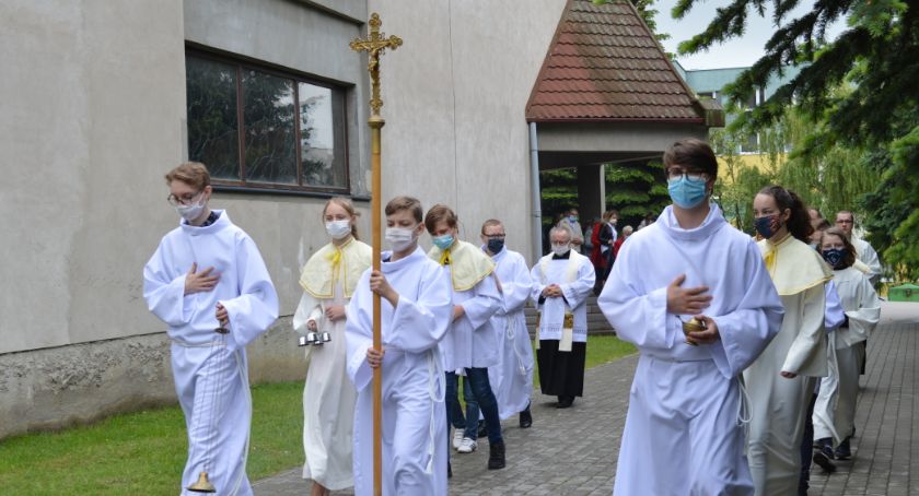 Boże Ciało w maseczkach i z procesjami wokół kościołów. Tak wygląda uroczystość podczas pandemii [ZDJĘCIA]