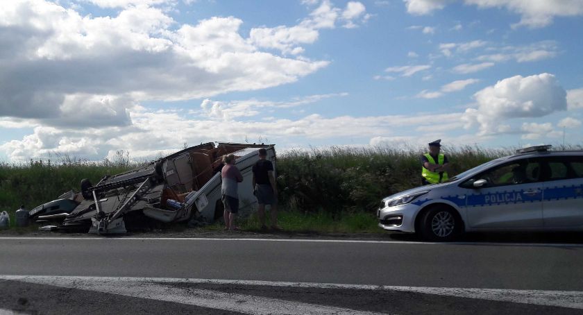 Groźnie wyglądające zdarzenia drogowe w Dworzysku. Na szczęście nikomu nic się nie stało 