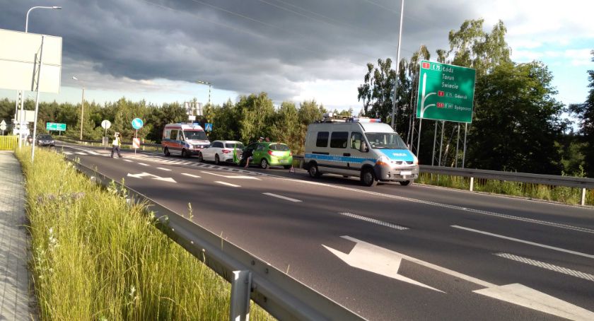 Zderzenie dwóch samochodów na drodze wojewódzkiej numer 240. Ruch odbywa się wahadłowo [ZDJĘCIA]