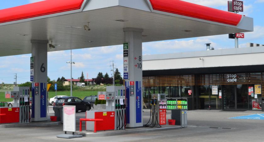 Paliwo z wodą tankowali kierowcy na Orlenie w Morsku. Policja wyjaśnia, dlaczego dziesięć pojazdów zostało uszkodzonych