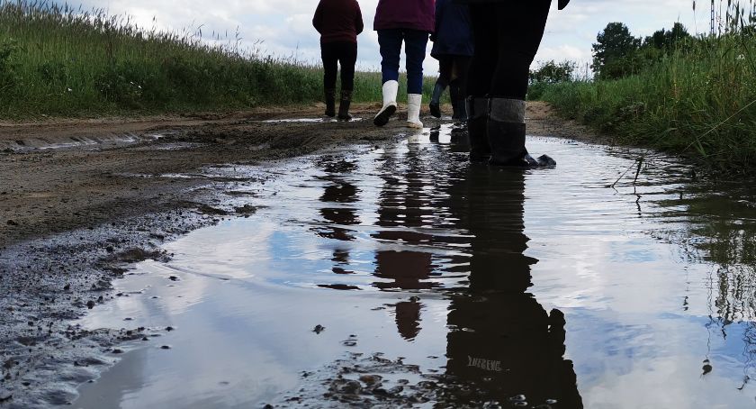 Tutaj księdza na kolędę wożą… przyczepą dla tuczników