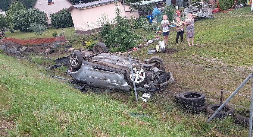 W Górnych Morgach auto wypadło z drogi. Poszkodowane są trzy osoby