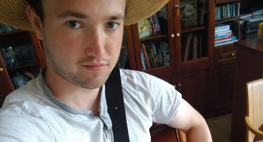 Dawid Kochańczyk uwielbia rozweselać ludzi. Znany jest pod pseudonimem DAWIDO