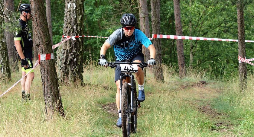 Kolarze MTB z północnej Polski ścigali się w lesie w Kozłowie [ZDJĘCIA]