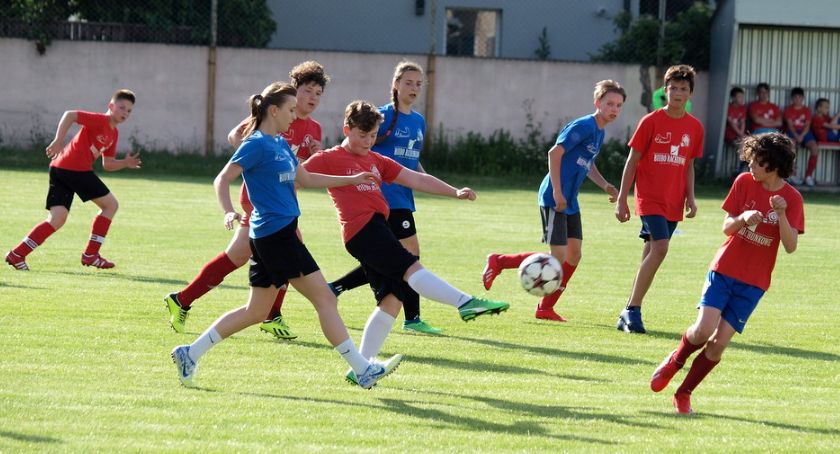 Piłkarki Strażaka Przechowo zagrały sparing z młodszymi kolegami z klubu [ZDJĘCIA]