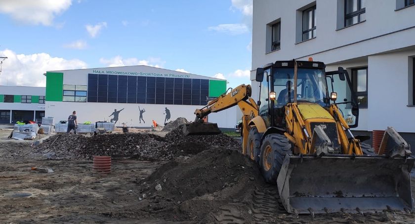 Przy Urzędzie Gminy w Pruszczu powstaje nowy parking. To kolejna inwestycja w tej miejscowości