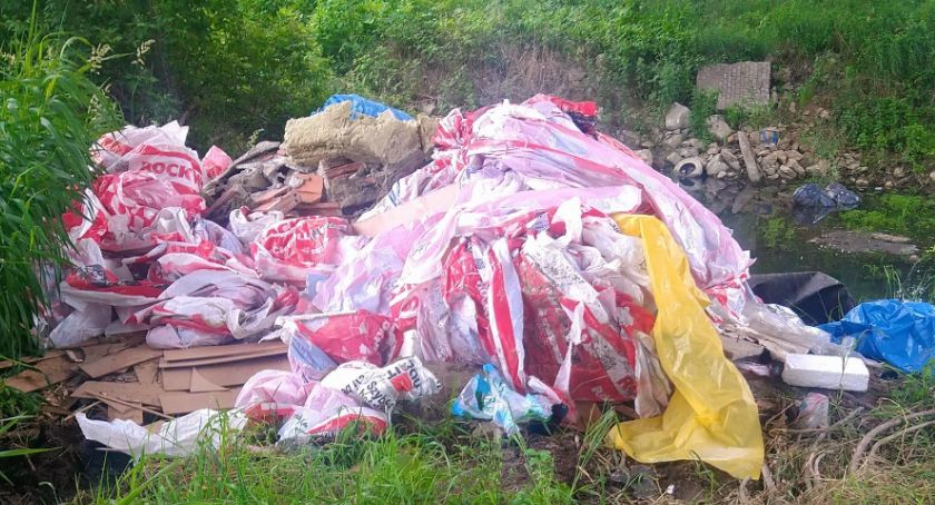 Ktoś wyrzucił pod mostem w Michalu odpady remontowe. Sprawca jest poszukiwany!