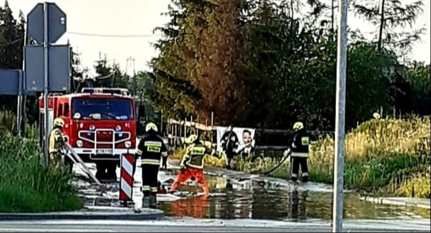 Pracowity wieczór dla ochotników z OSP Wiąg. Brali udział w dwóch akcjach [ZDJĘCIA]