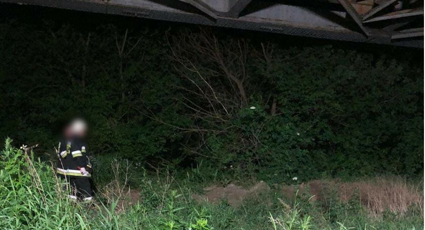 Zwłoki znaleziono w gęstwinie drzew i krzaków. Śledczy ustalają kim był mężczyzna