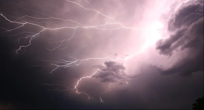 Przewidywane burze z gradem. Jest ostrzeżenie meteorologiczne