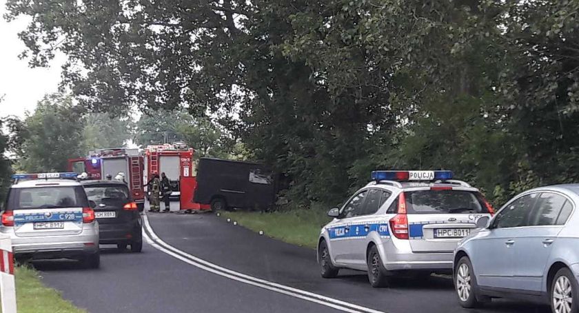 Śmiertelny wypadek w Grucznie. Kierowca nie żyje, pasażer w szpitalu [ZDJĘCIA]