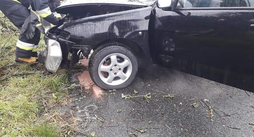 Kolejne wypadki. Uderzenie w drzewo i dachowanie