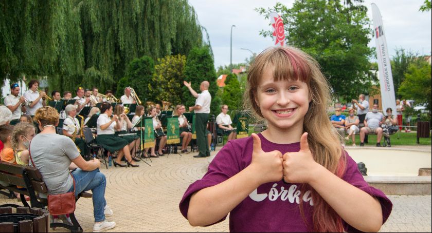 Koncert Stowarzyszenia Orkiestry Dętej Świecie. W parku przy OKSiR rytmiczna muzyka zachęcała do zabawy [ZDJĘCIA]