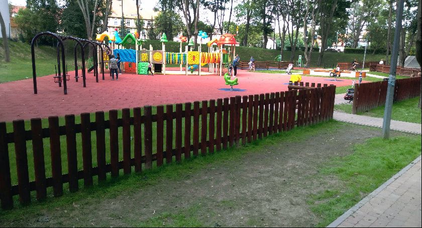 Plac zabaw w parku przy OKSiR ogrodzony i zamknięty. Kiedy to się zmieni?