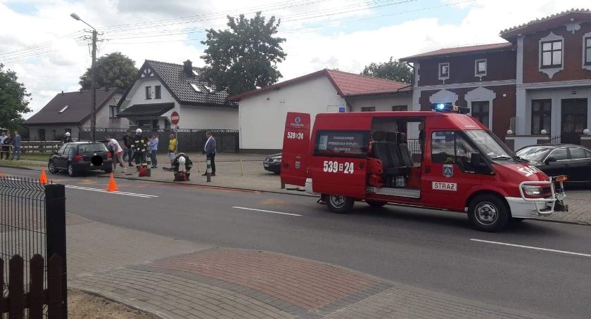 Kolizja pod lokalem wyborczym. Karetka w drodze