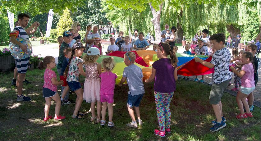 Wakacyjne zajęcia Park Pełen Rozrywki organizowane przez świecki OKSiR. Zobacz jak bawiły się dzieci z animatorem Gonzo [ZDJĘCIA]