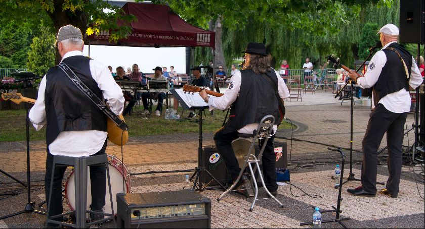 Koncert Cynamonów. Kapela podwórkowa wystąpiła w parku przy OKSiR