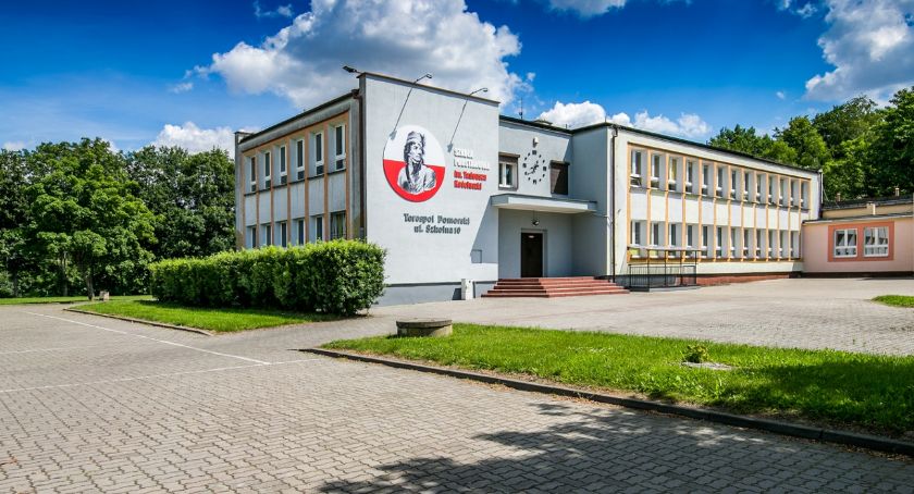 Przebudowa boiska przy Szkole Podstawowej w Terespolu Pomorskim. Cztery firmy przystąpiły do przetargu