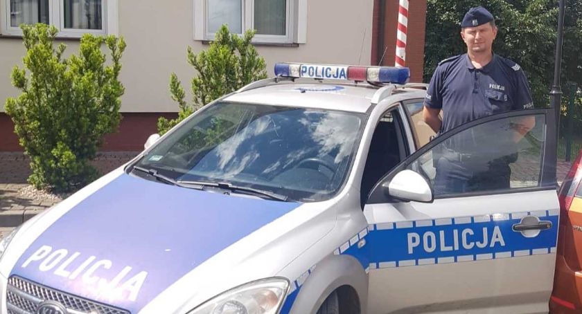 Sierż. szt. Patryk Wróblewski uratował człowieka. Policjant wskoczył do wykopu i młotem uwalniał zakleszczonego