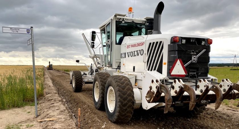 Oski samorząd modernizuje drogi gminne. Co udało się zrobić, a co jest w trakcie?