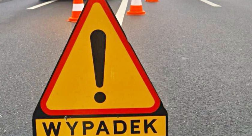 Poważny wypadek osobówki i motocykla. Dwie osoby są ranne