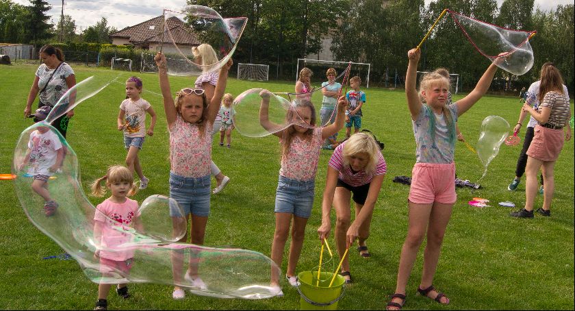 Bubble Day. W Pruszczu odbył się dzień puszania baniek mydalnych [ZDJĘCIA]