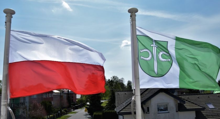 Przez jakie procedury musi przejść Pruszcz, aby zostać miastem?