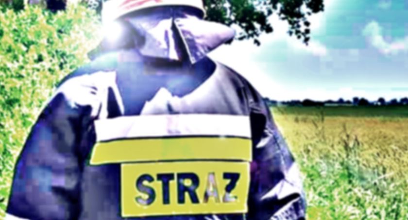 Pożar stodoły w Łaszewie. Na miejscu pracuje dziewięć zastępów straży pożarnej