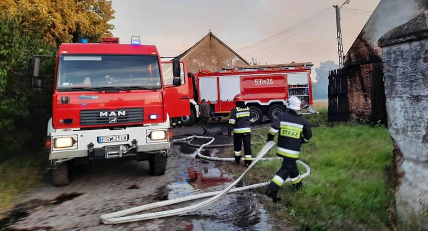 Trwa kontrolowane wypalanie słomy na pogorzelisku w Łaszewie. Na miejscu czuwają druhowie