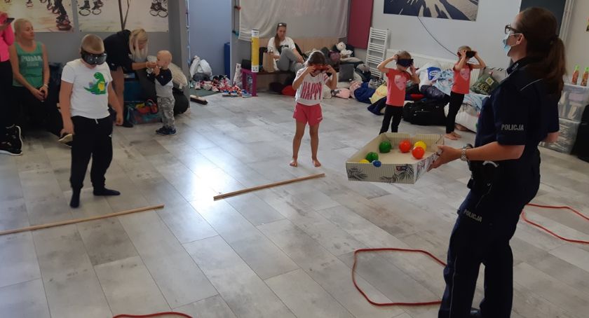 Policjanci ze Świecia edukują poprzez zabawę
