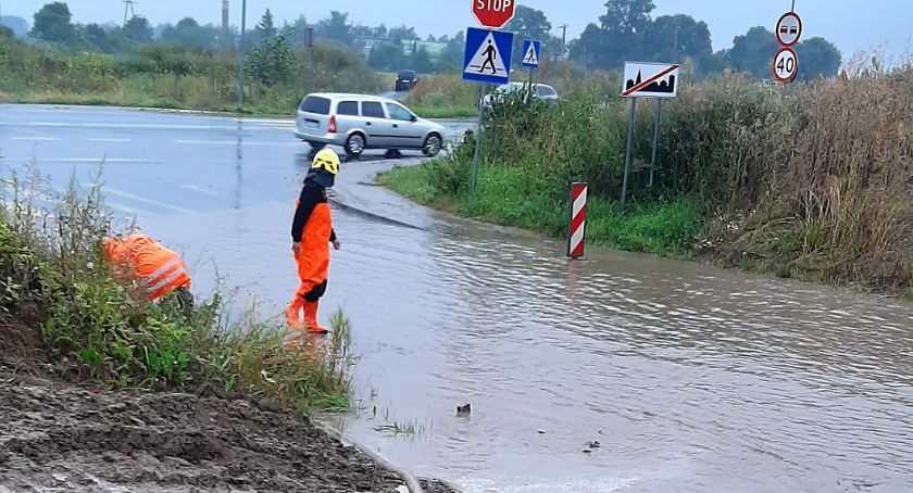 Deszcze dały się we znaki drogowcom. Strażacy dwie godziny pompowali wodę z ulicy