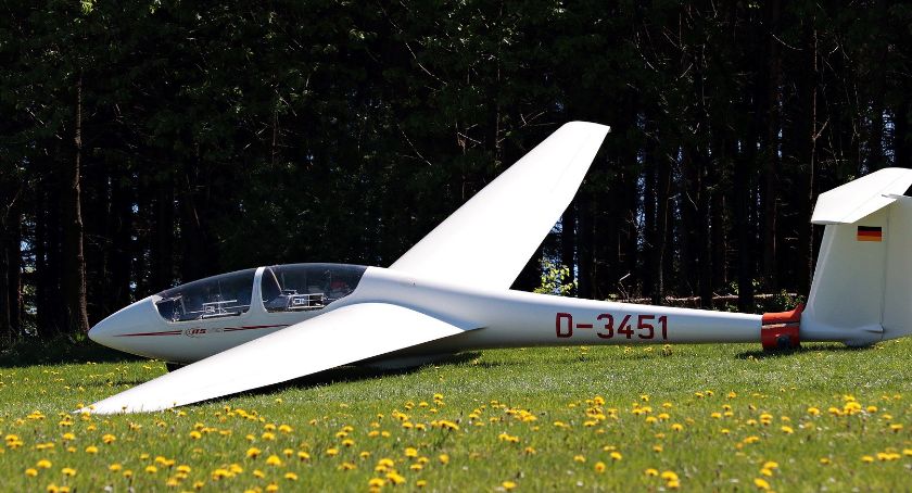 Awaryjne lądowanie szybowca na polu. Pilot został ranny