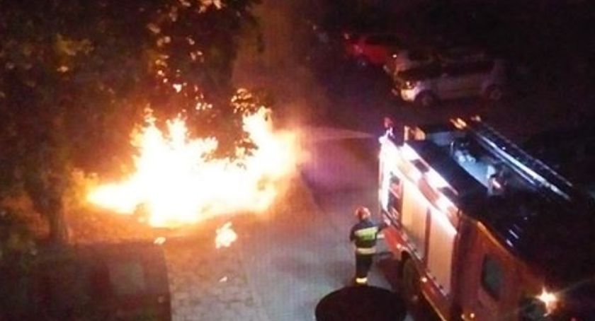 Łuna ognia tuż pod oknami mieszkańców bloku w Świeciu. Obudziły ich trzaski